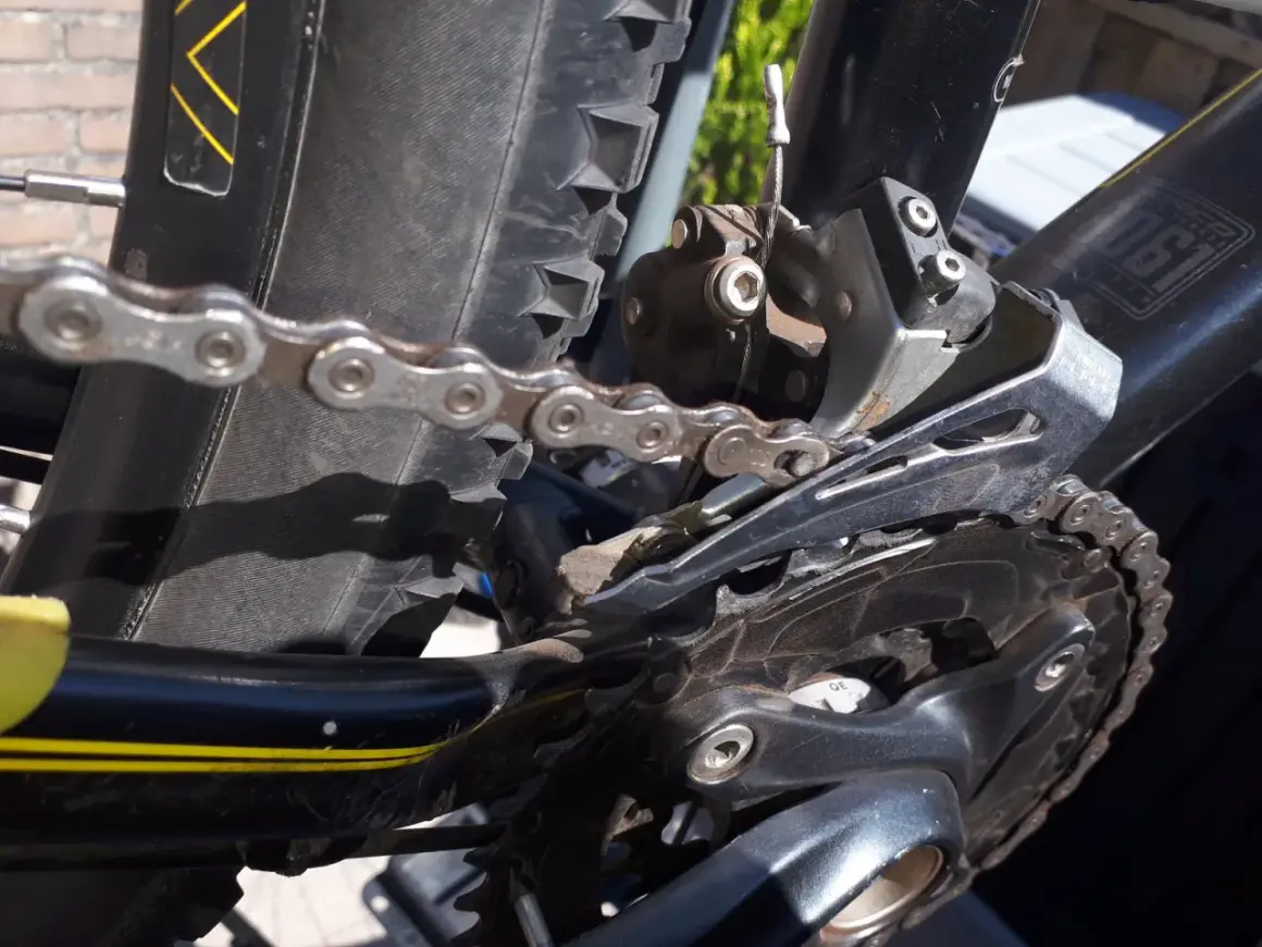 De ketting loopt van voorblad af, de derailleur is zichtbaar.