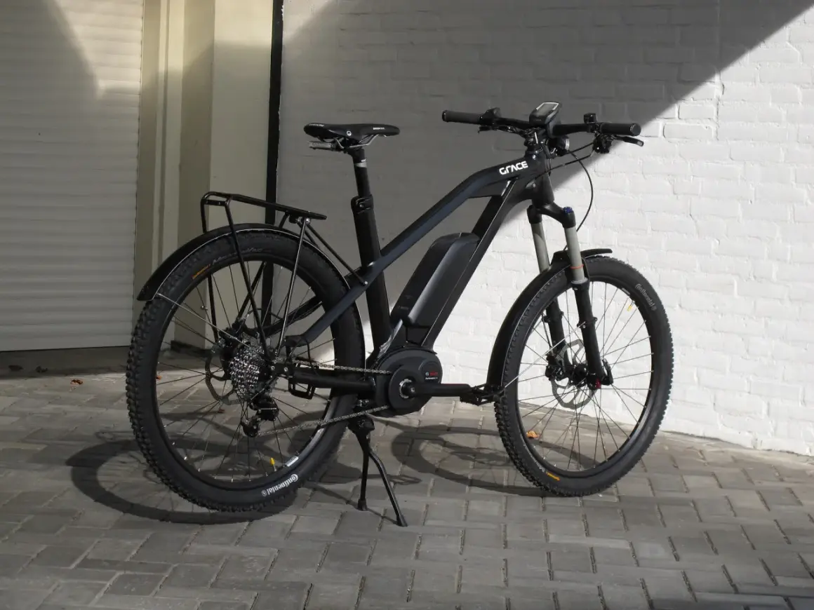 Zwarte elektrische fiets van GRACE met Bosch motor. Benieuwd wat een verzekering voor een elektrische fiets kost?