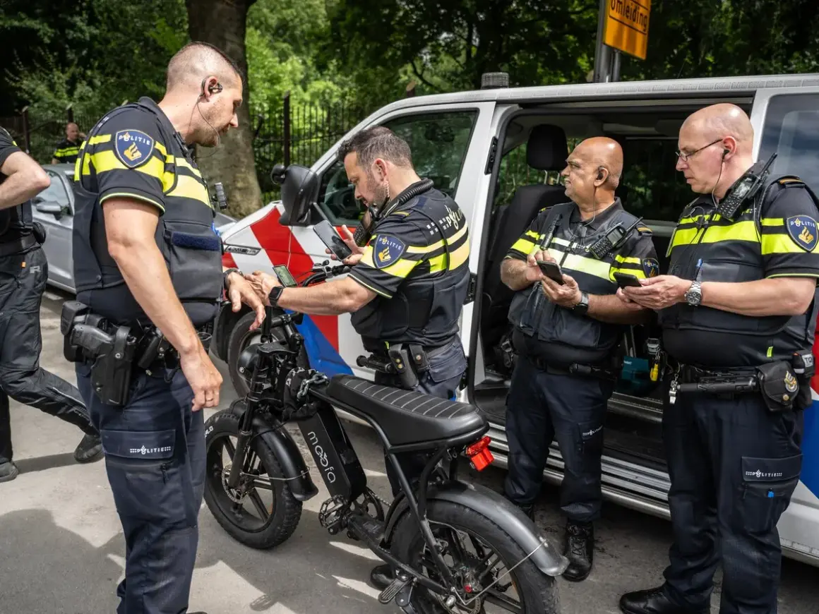 Politieagenten onderzoeken een fatbike. Mogelijk wordt er gekeken naar het opvoeren van de fiets.