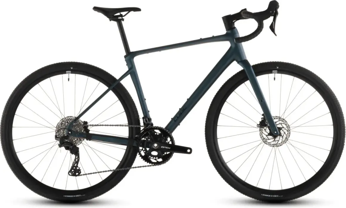 Grijze Cube Nuroad Race gravelbike, klaar voor een avontuurlijke rit. Deze fiets is perfect voor een cube nuroad race review.