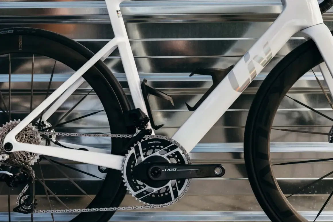 Witte racefiets heren met zwarte velgen en een SRAM RED aandrijving. Klaar voor elke rit.