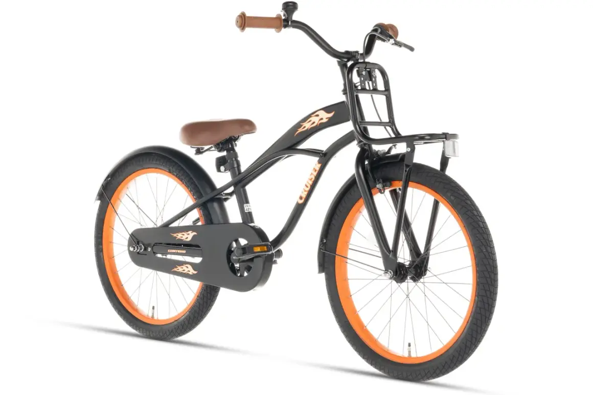 Zwarte beach cruiser met oranje velgen en vlammenprint. Ideaal voor een relaxte rit langs de kust.