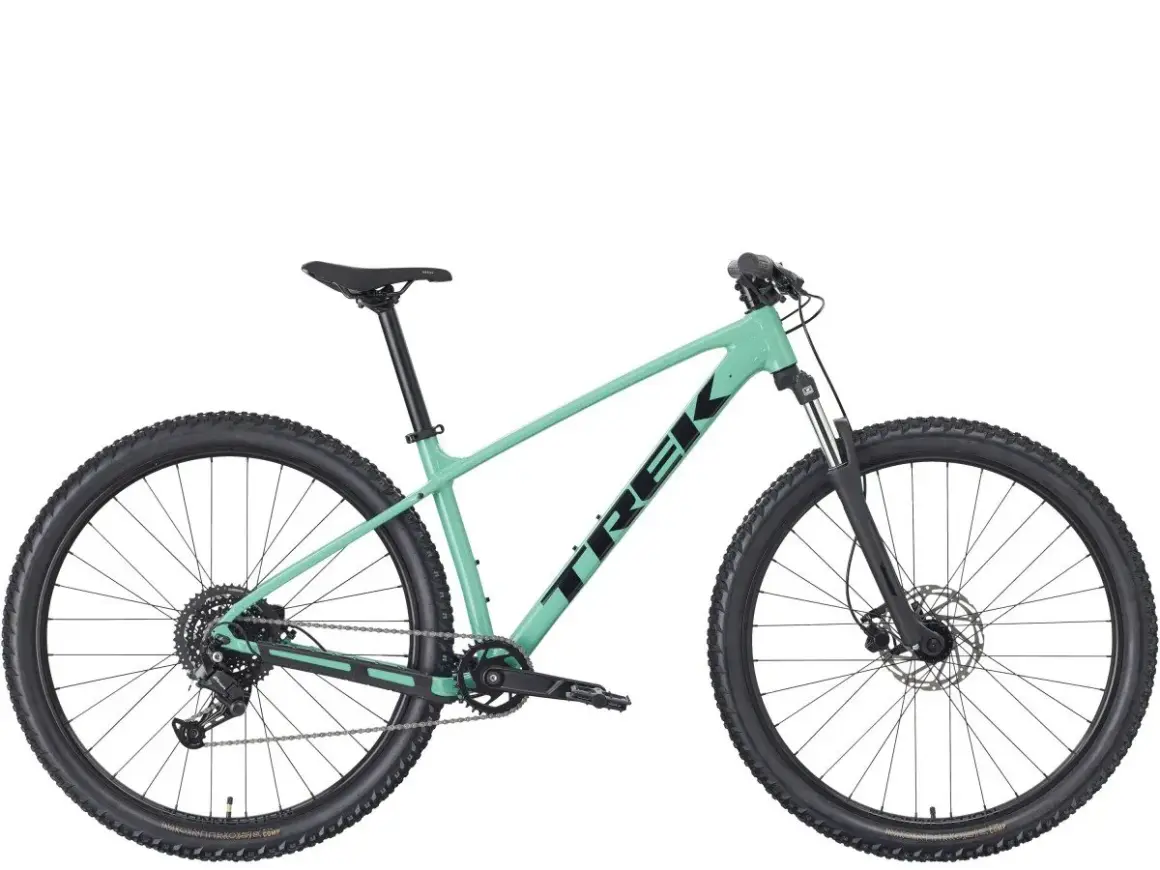Mintgroene Trek crosshybride fiets met zwarte banden en velgen, klaar voor avontuur.