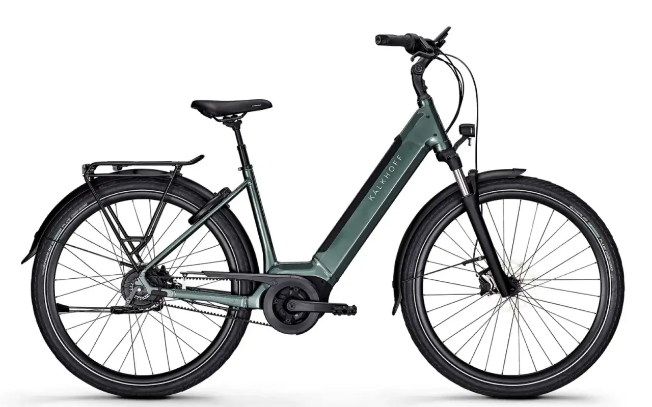 Groene Kalkhoff e-bike met Bosch Performance Line 65nm motor, bagagedrager en spatborden.