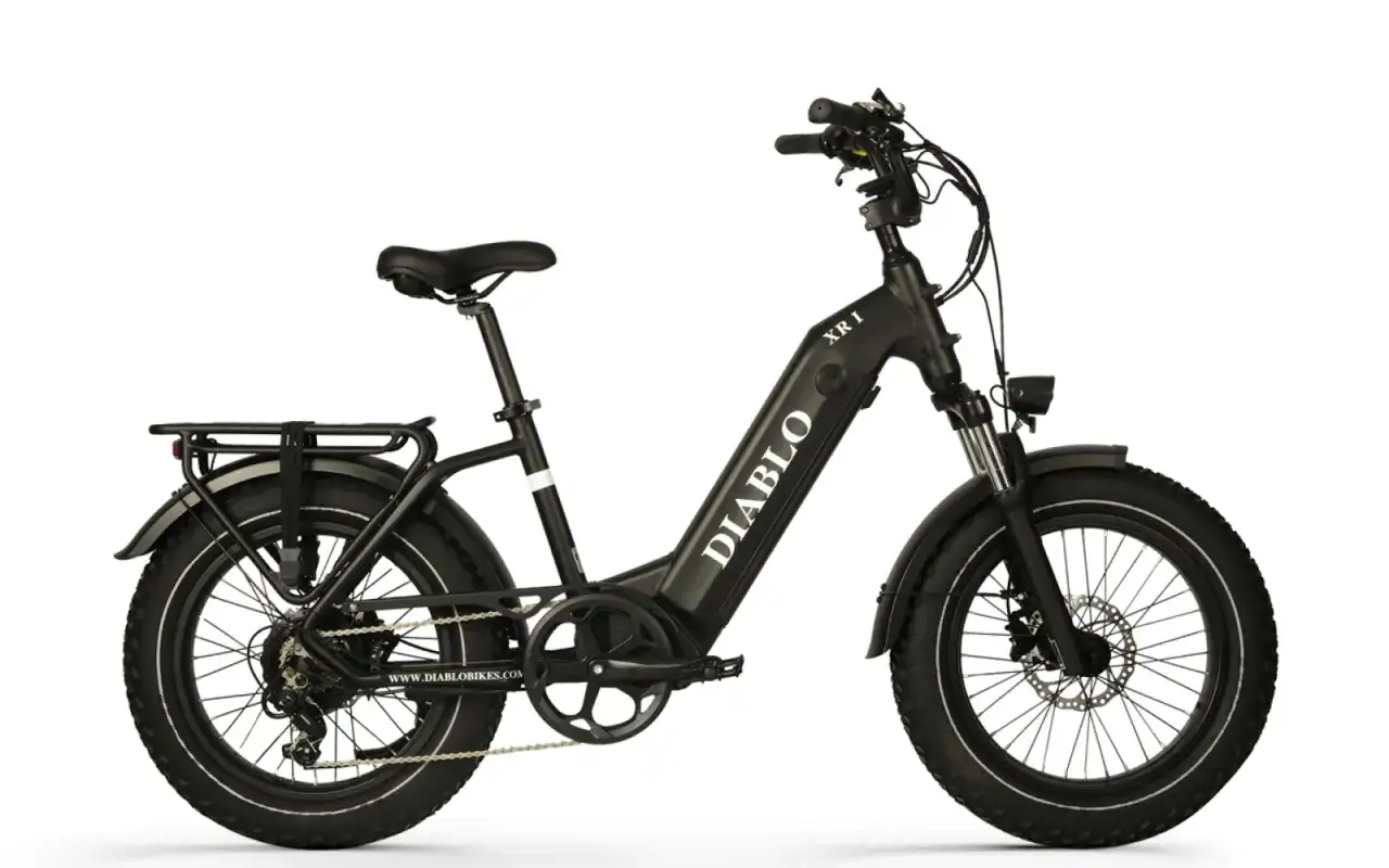 Een zwarte fatbike met brede banden, een bagagedrager en het Diablo XR1 logo. Dit is wat een fatbike is: robuust en veelzijdig.