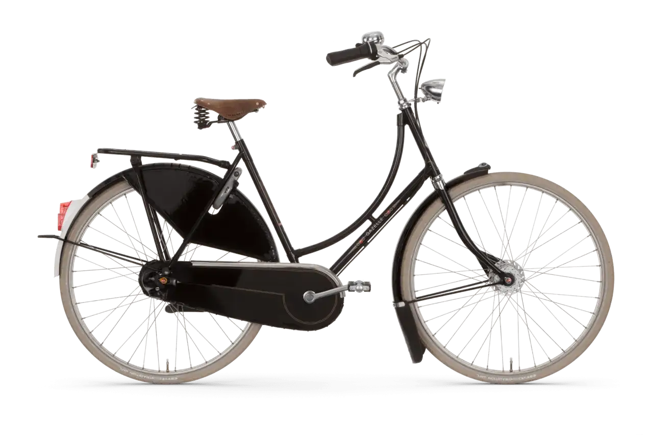 Zwarte Gazelle met bruin zadel, een snelle stadsfiets klaar voor avontuur.