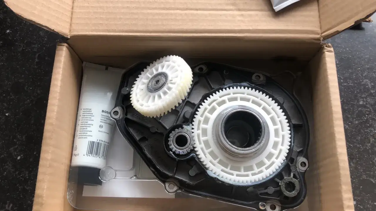 Bosch middenmotor problemen: tandwielen in een doos, klaar voor reparatie.
