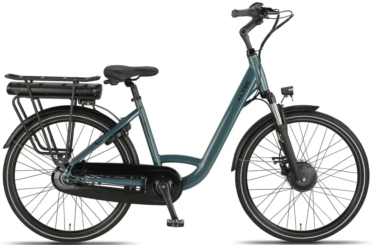 Een hippe mamafiets in petrolgroen, met een accu op de bagagedrager en een voorwielmotor. Ideaal voor dagelijkse ritjes!