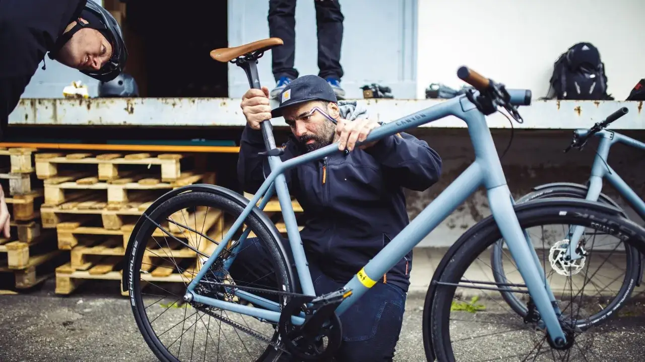 Man stelt een elektrische fiets af, ideaal voor wie rugklachten heeft en comfortabel wil fietsen.