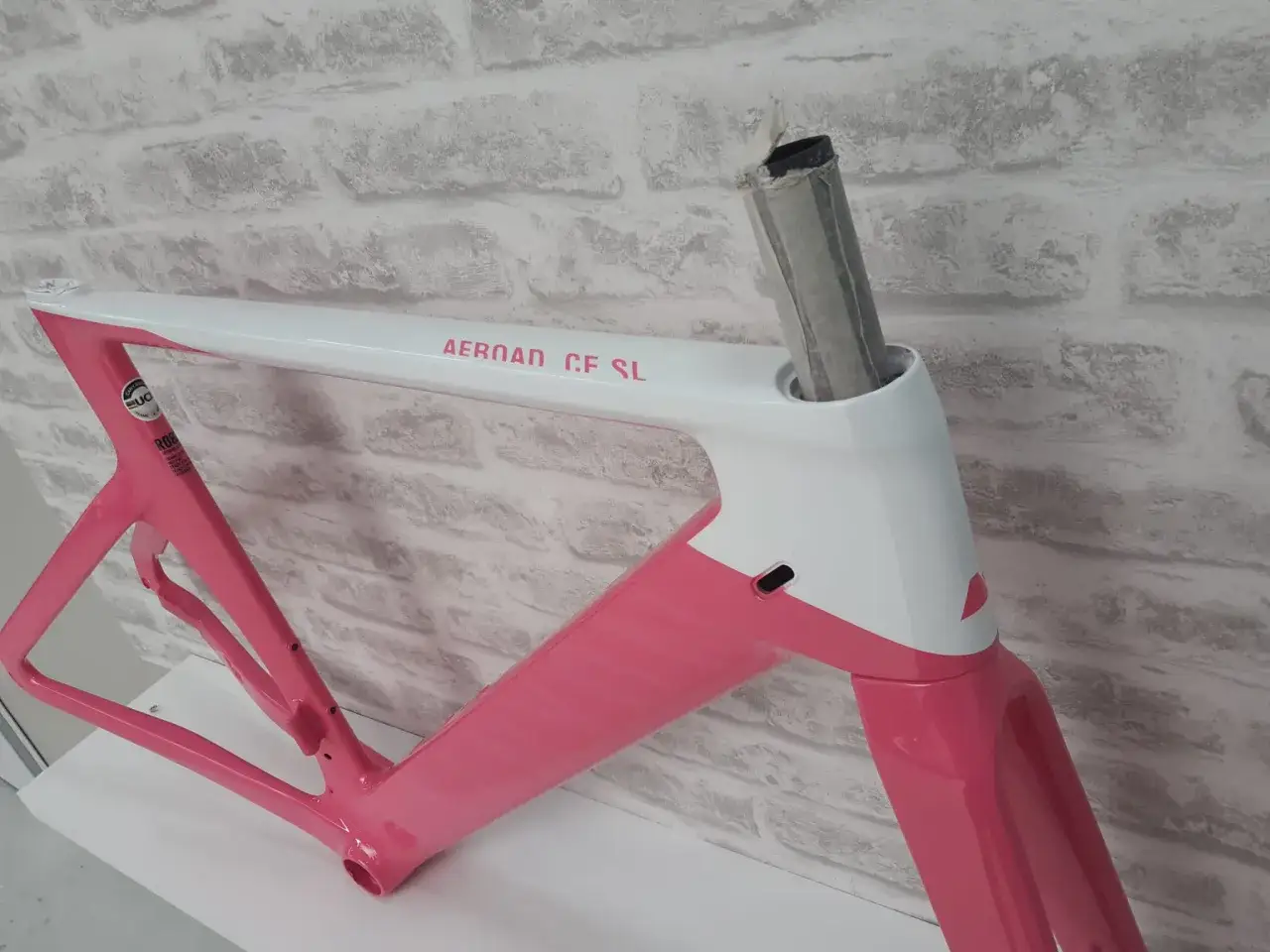 Roze en witte fietsframe, klaar om een andere kleur te krijgen.