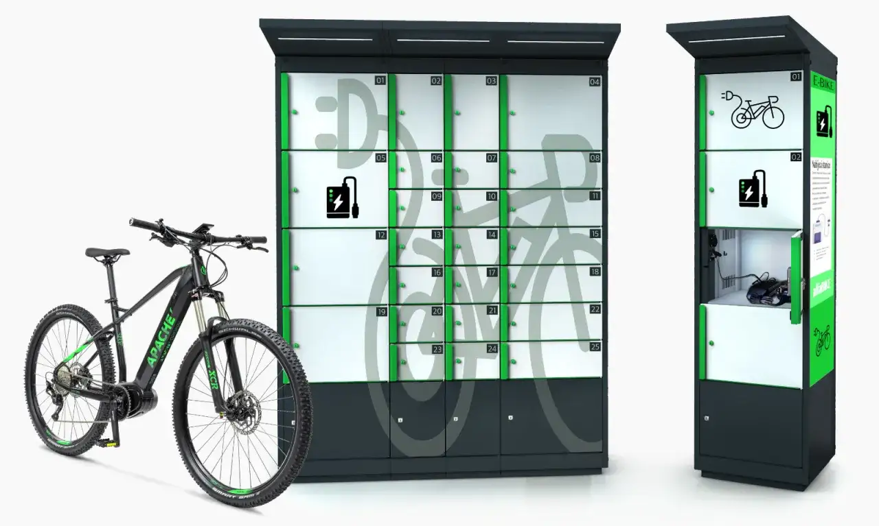 Elektrische fiets naast een oplaadstation met vakken voor accu onderhoud en veilig opbergen.