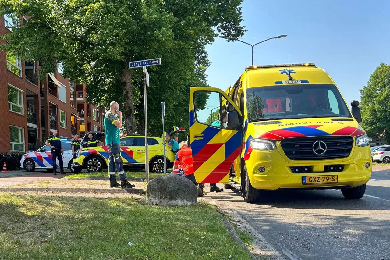 Hulpdiensten ter plaatse na een aanrijding fiets met fiets. Ambulance en politie wachten op de Lange Kruisweg.