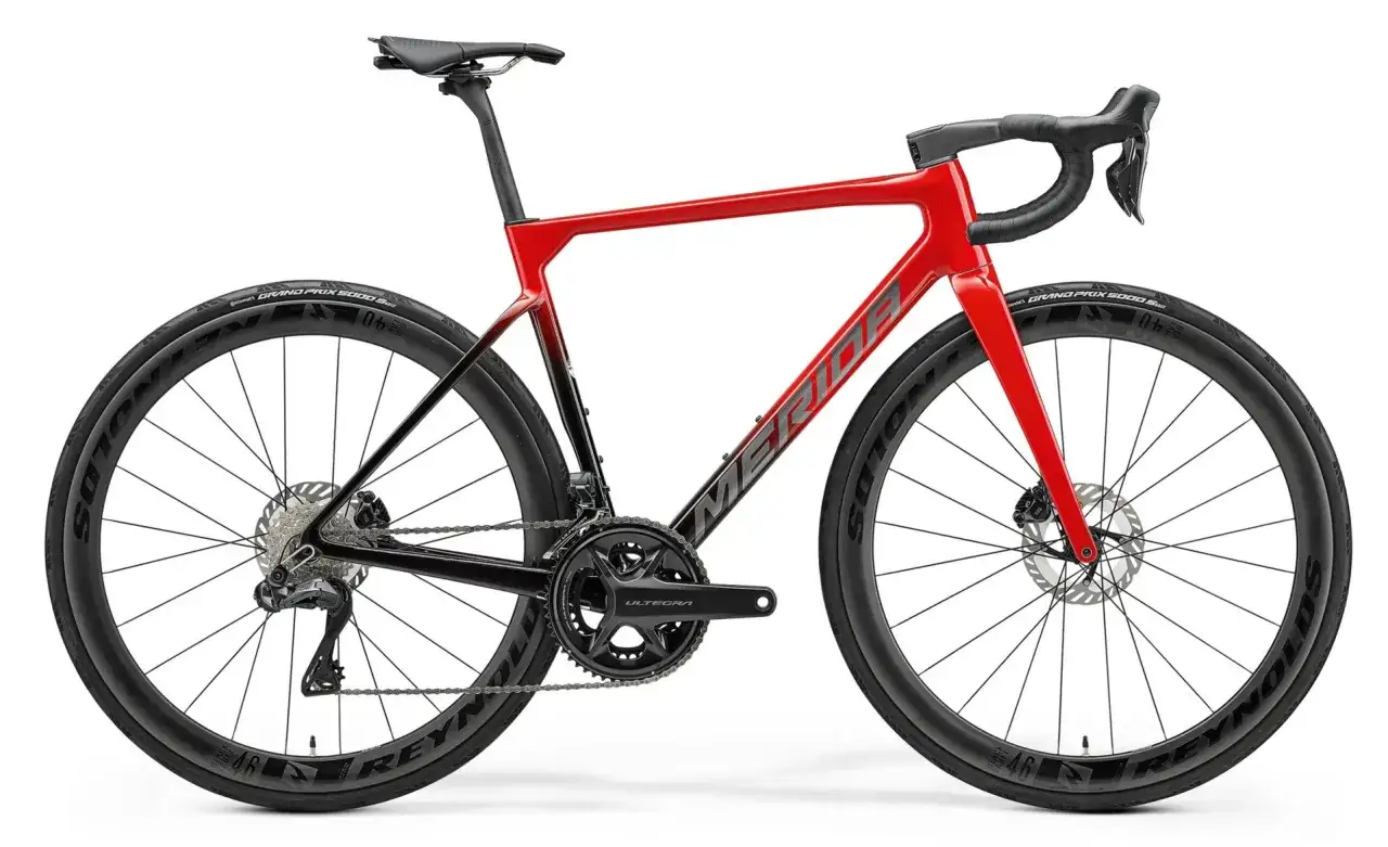 Strakke rode racefiets voor heren met carbon wielen en Ultegra groep. Klaar voor snelle ritten.