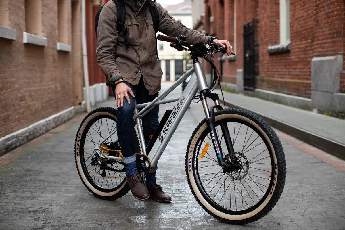 Man met e-bike, verende voorvork e-bike afstellen voor comfortabele rit.