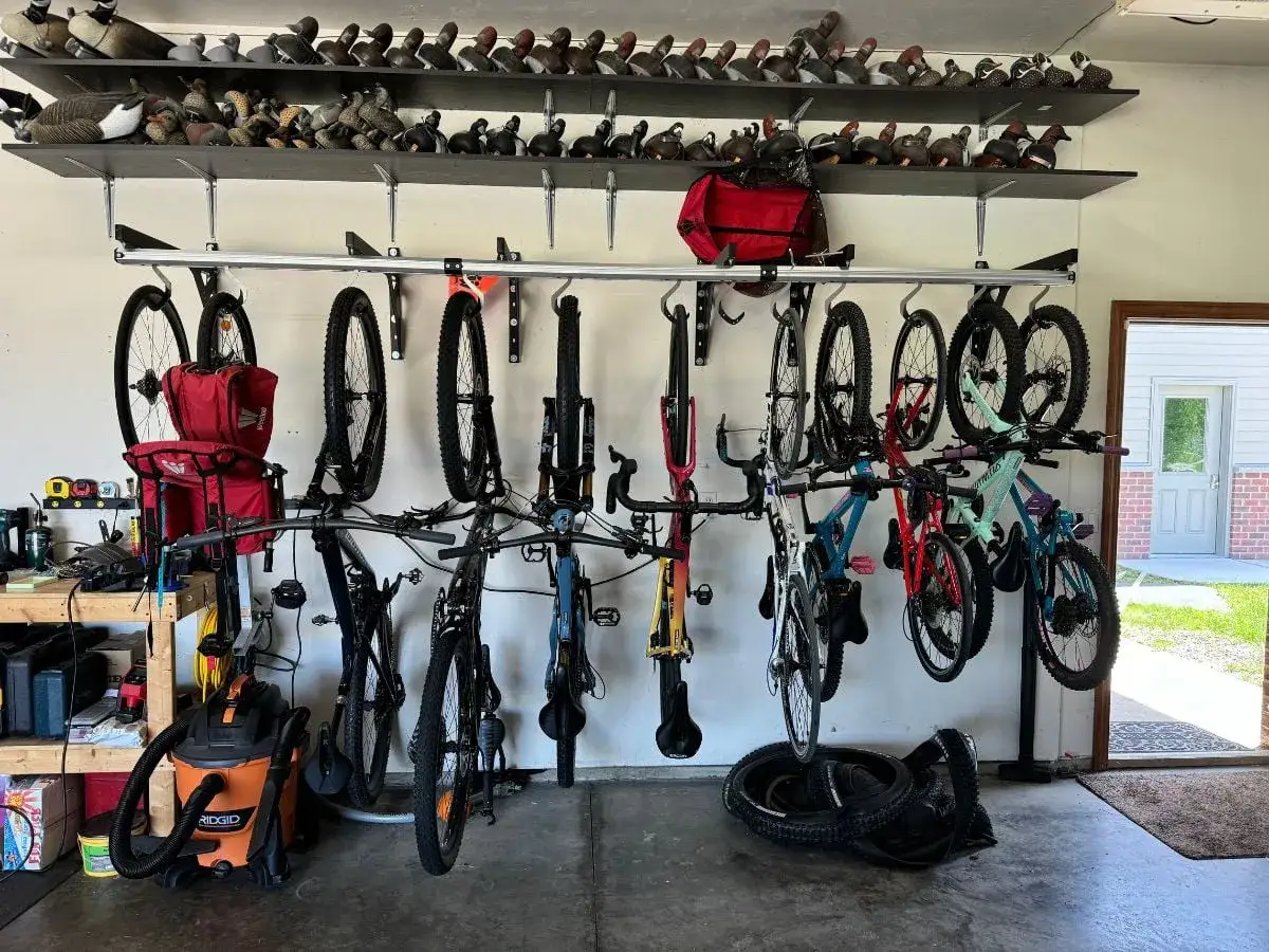 Fietsen netjes aan de muur opgehangen, klaar voor het volgende avontuur. Een ideale manier om je mtb op te hangen muur te besparen.