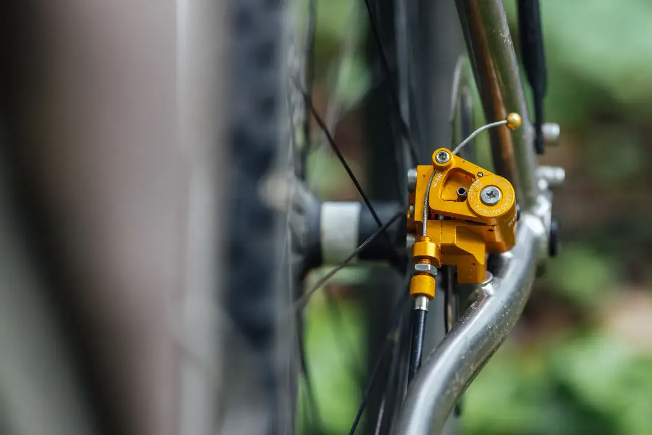 Gouden schijfremmen op een racefiets, klaar voor een snelle rit.