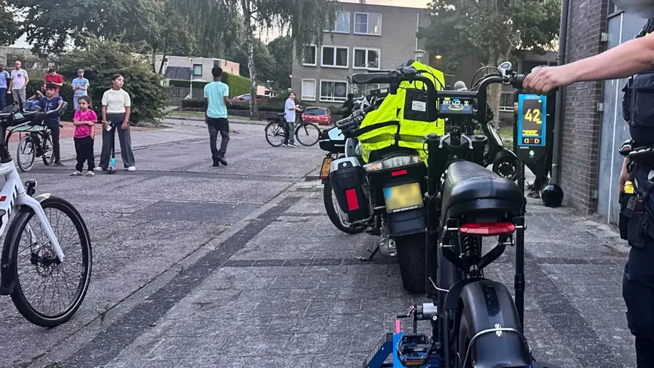 Politie controleert snelheid van elektrische fietsen. Een boete telefoon fiets is mogelijk bij te hard rijden.