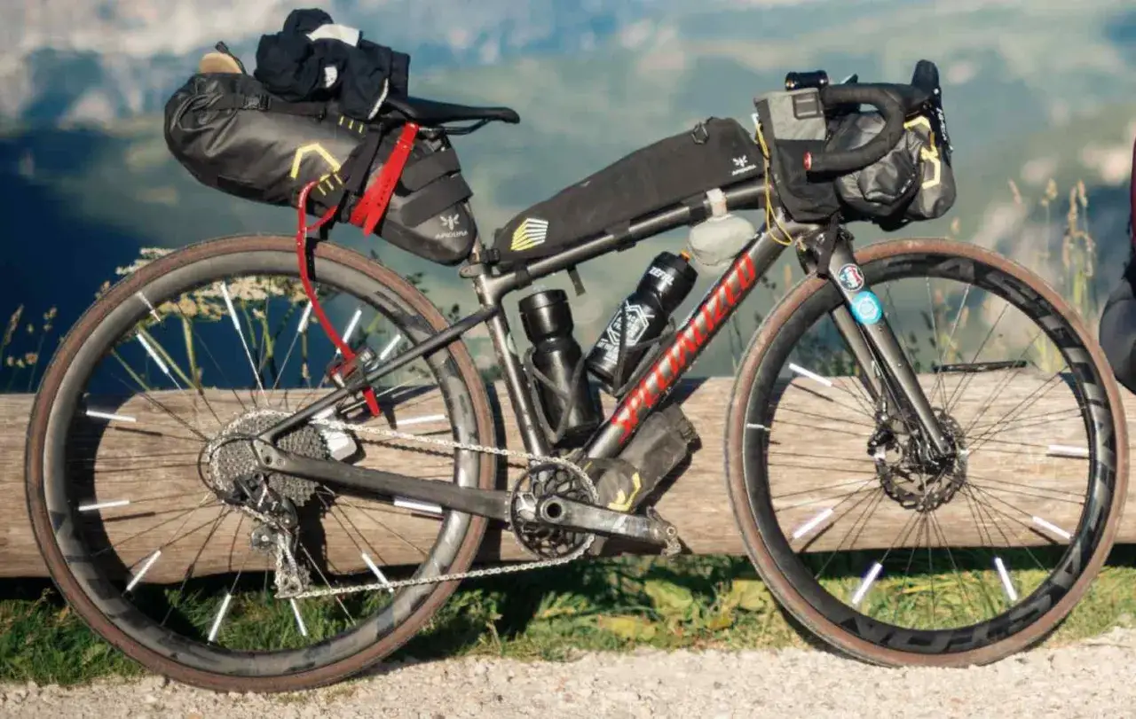 Gereed voor een bikepacking racefiets avontuur met tassen vol spullen.