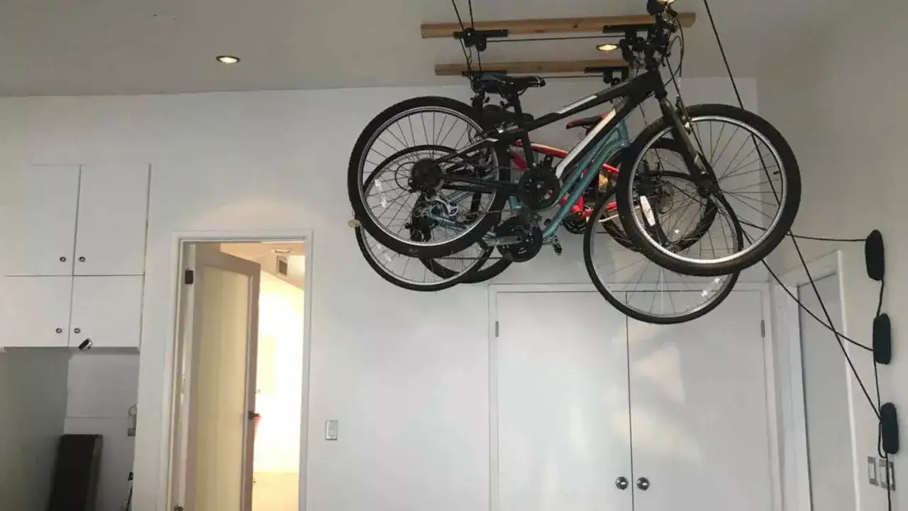 Fietsen hangen aan het plafond, een slimme oplossing om ruimte te besparen. Hopelijk dekt de fiets gestolen inboedelverzekering dit soort opslag.