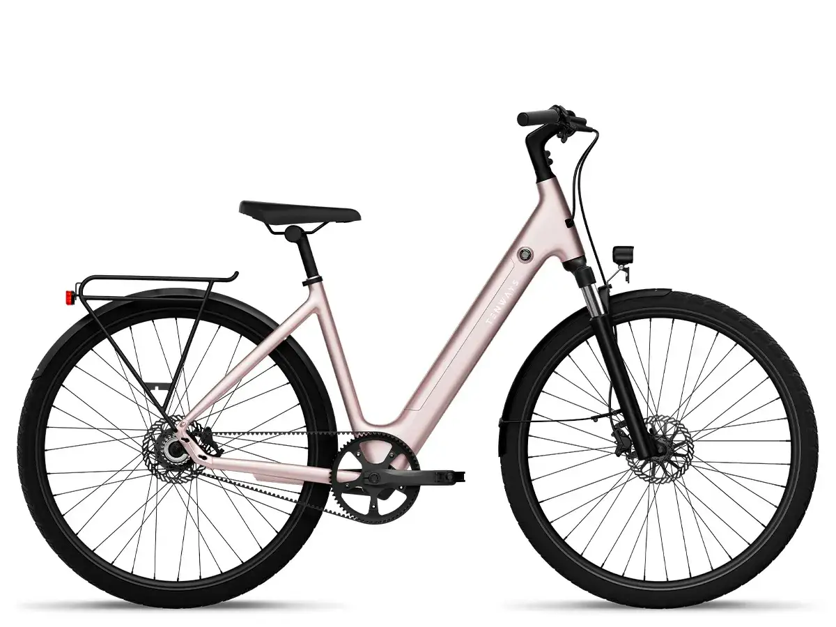 Stijlvolle roze damesfiets met een strak design, bagagedrager en verlichting. Perfect voor dagelijkse ritten.