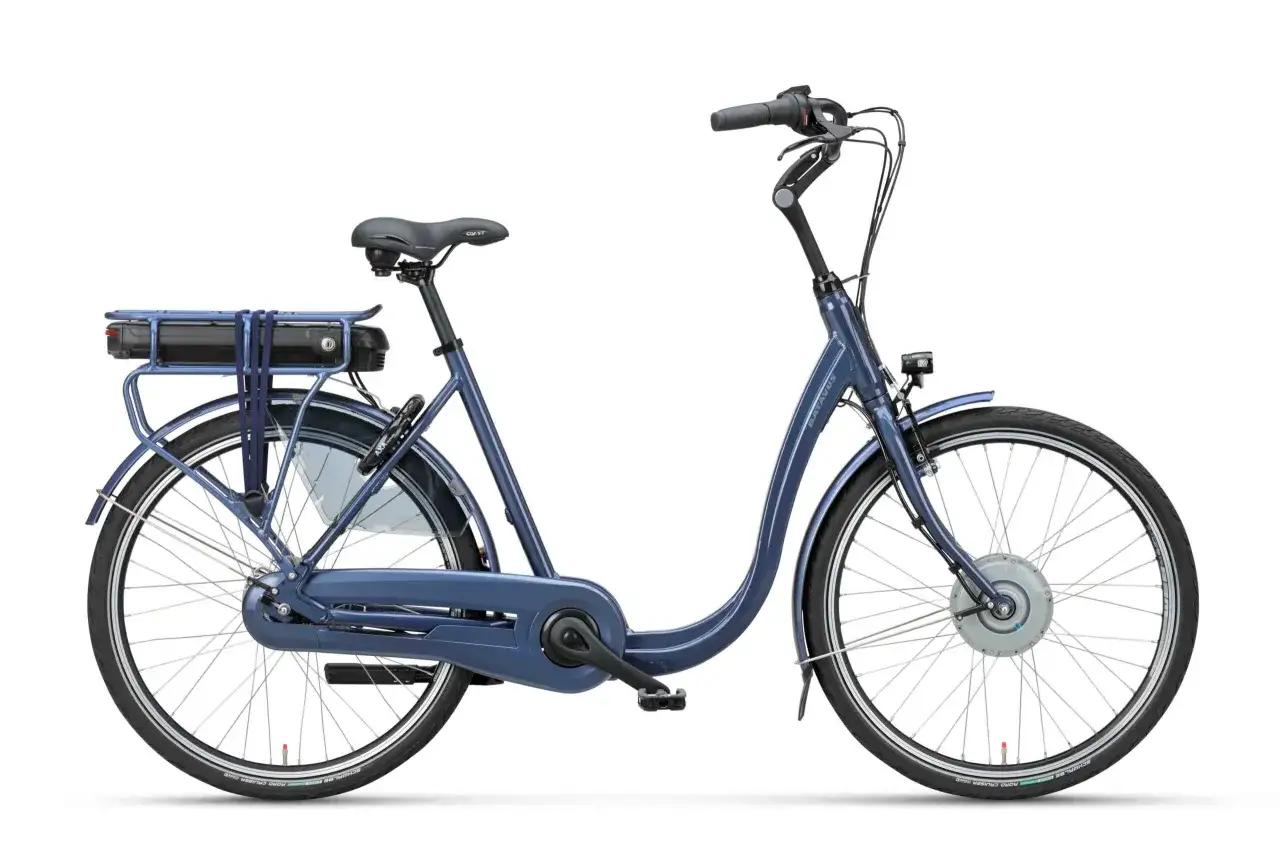 Blauwe elektrische damesfiets met bagagedrager en accu. Een betaalbare damesfiets voor dagelijks gebruik.