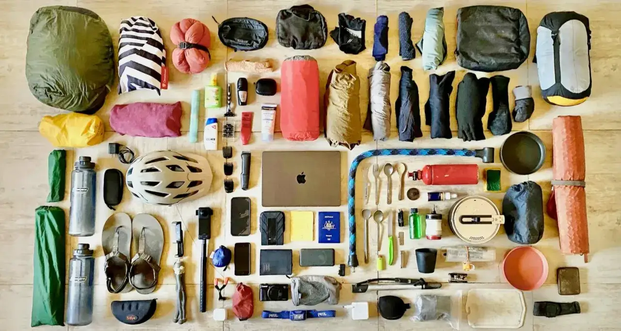 Alles voor een fietsvakantie: tenten, slaapzakken, kleding, helm, laptop, waterflessen en kookgerei.