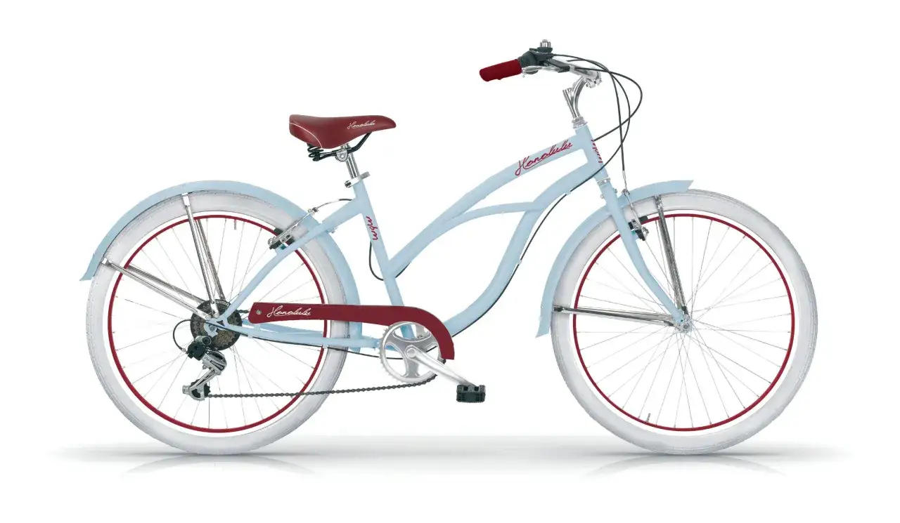Lichtblauwe beach cruiser fiets met witte banden en rode accenten. Perfect voor een ontspannen ritje langs de kust.