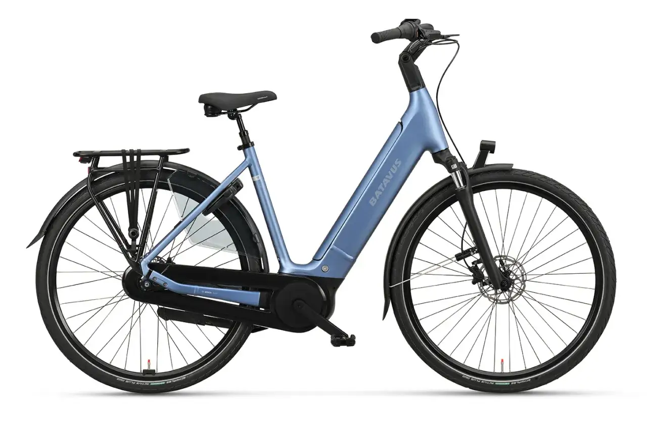 Blauwe Batavus elektrische fiets met bagagedrager, de beste elektrische fiets 2026 voor comfortabel woon-werkverkeer.