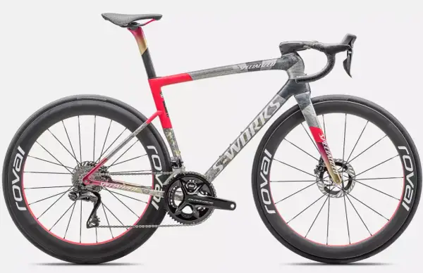 Racefiets met uniek patroon, een mix van grijs, rood en goud. Een fiets die je een andere kleur kunt geven met deze opvallende design.