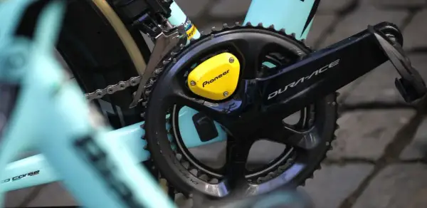 Fiets met Shimano Dura-Ace crankstel en gele Pioneer vermogensmeter. Controleer op de shimano terugroepactie.