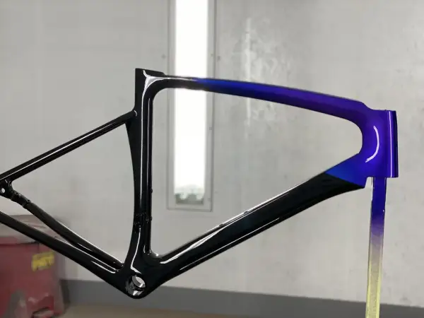 Fietsframe met glanzende zwarte en paarse gradiënt lak. Klaar voor het fiets verven project.