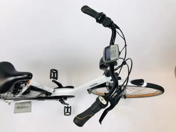 Witte Gazelle e-bike met een Bosch Intuvia display. Helaas is het display gestolen, wat de fiets onbruikbaar maakt.