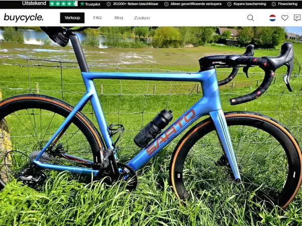 Blauwe racefiets met carbon wielen, klaar om te verkopen. Ideaal om online een racefiets te kopen voor je volgende rit.