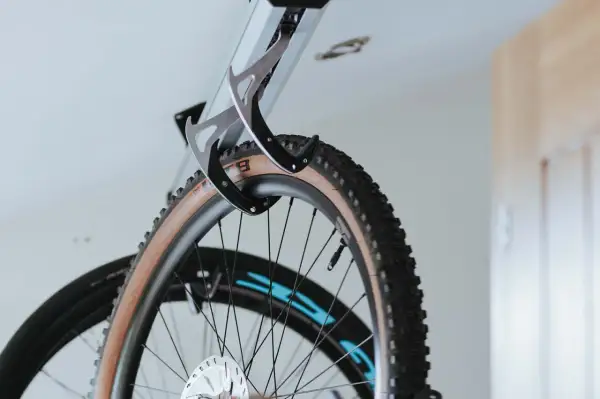 Een mtb ophangen muur is slim gedaan met deze houder. De banden van de mountainbike hangen netjes aan de muur.