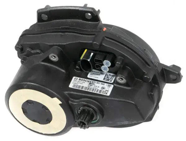 Zwarte Bosch Performance Line 65nm motor voor e-bikes, met label en aansluitingen.