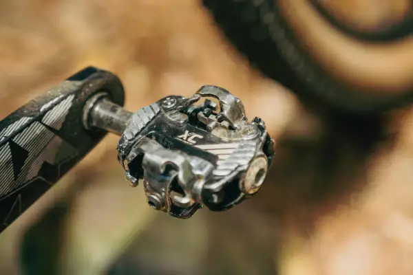 Close-up van mountainbike klikpedalen, klaar voor een cross country rit.