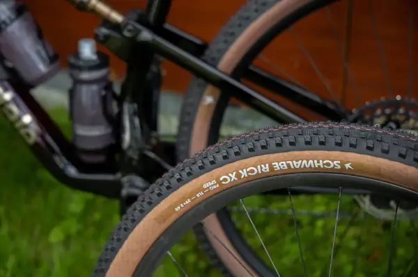 De Schwalbe Rocket Ron banden, met hun bruine zijkanten, vormen de beste mtb banden combinatie voor snelheid en grip op de trails.
