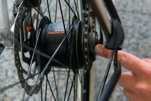 Vinger raakt de ketting aan bij de Shimano Nexus 5 naaf, mogelijk om shimano nexus 5 problemen te verhelpen.