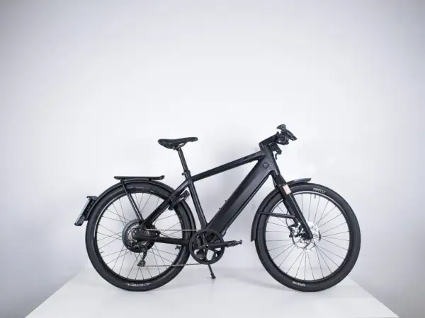 Zwarte speed pedelec met een krachtige motor en accu, ideaal voor snelle woon-werkverkeer.