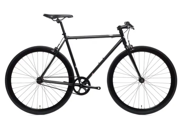 Een zwarte fixie fiets, minimalistisch en stijlvol. Dit type fiets, een fixie, heeft een vaste versnelling.