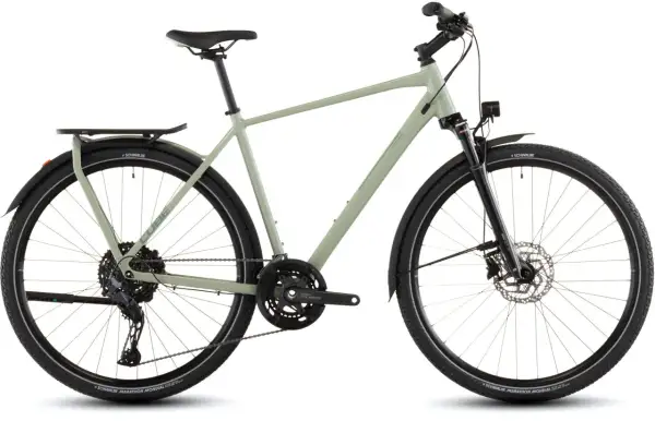 Lichtgroene Cube Kathmandu fiets, framemaat 54, met bagagedrager, spatborden en Schwalbe Marathon Mondial banden. Klaar voor avontuur!