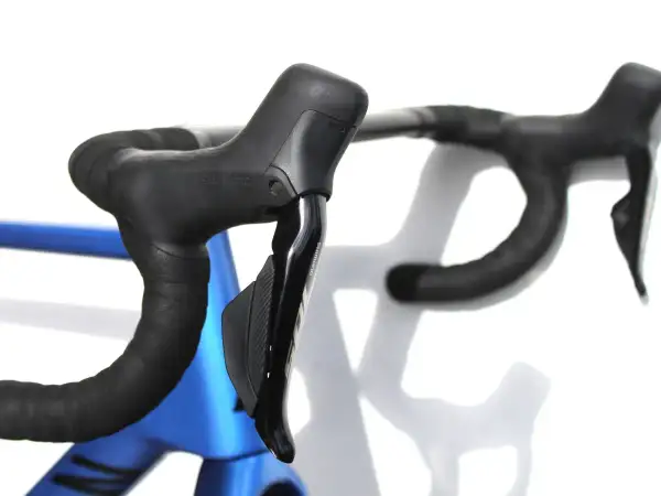 Zwarte racefiets stuur met Shimano Ultegra vs 105 shifters, klaar voor de rit.