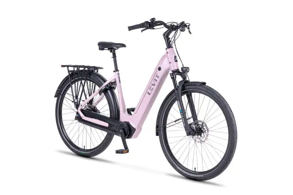 Een stijlvolle roze damesfiets met een bagagedrager en vering, klaar voor elke rit.