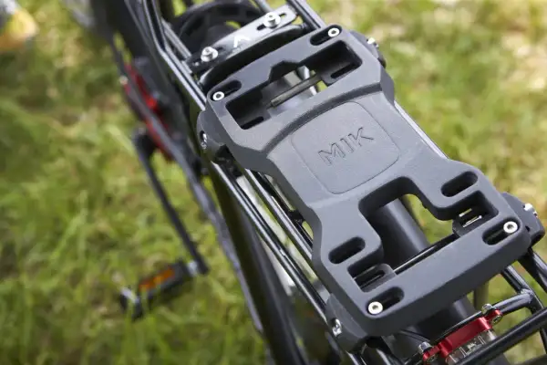 Zwarte MIK-systeem fietsdrager, klaar voor gebruik. Voorkom diefstal door je fiets goed te beveiligen.