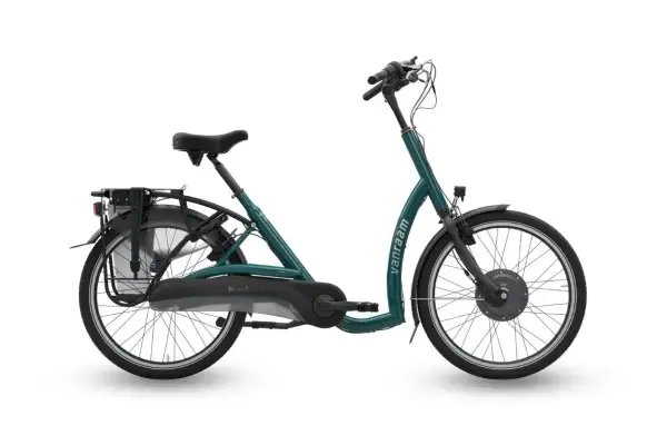 Groene Van Raam Balance bejaarden fiets met lage instap, bagagedrager en elektrische ondersteuning.