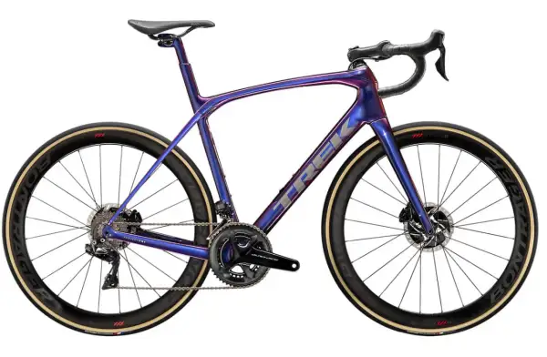Glimmende paarse racefiets dames met aerodynamisch frame en Bontrager wielen. Klaar voor elke rit!