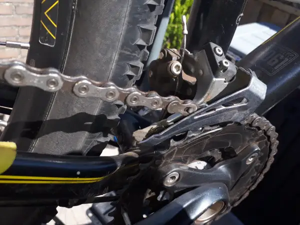 De ketting loopt van voorblad af, de derailleur is zichtbaar.