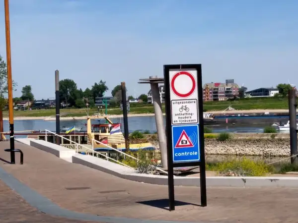 Verkeersbord: verboden voor fietsers, tenzij ontheffing. Daaronder een bord met camera-icoon en 'controle'.