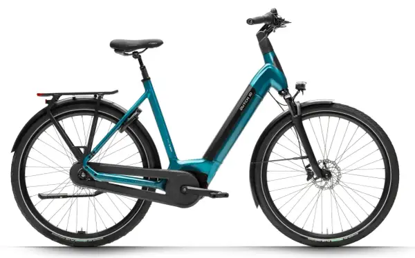 Een turquoise snelle stadsfiets met een geïntegreerde accu en bagagedrager, klaar voor elke rit.