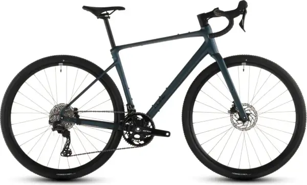 Grijze Cube Nuroad Race gravelbike, klaar voor een avontuurlijke rit. Deze fiets is perfect voor een cube nuroad race review.